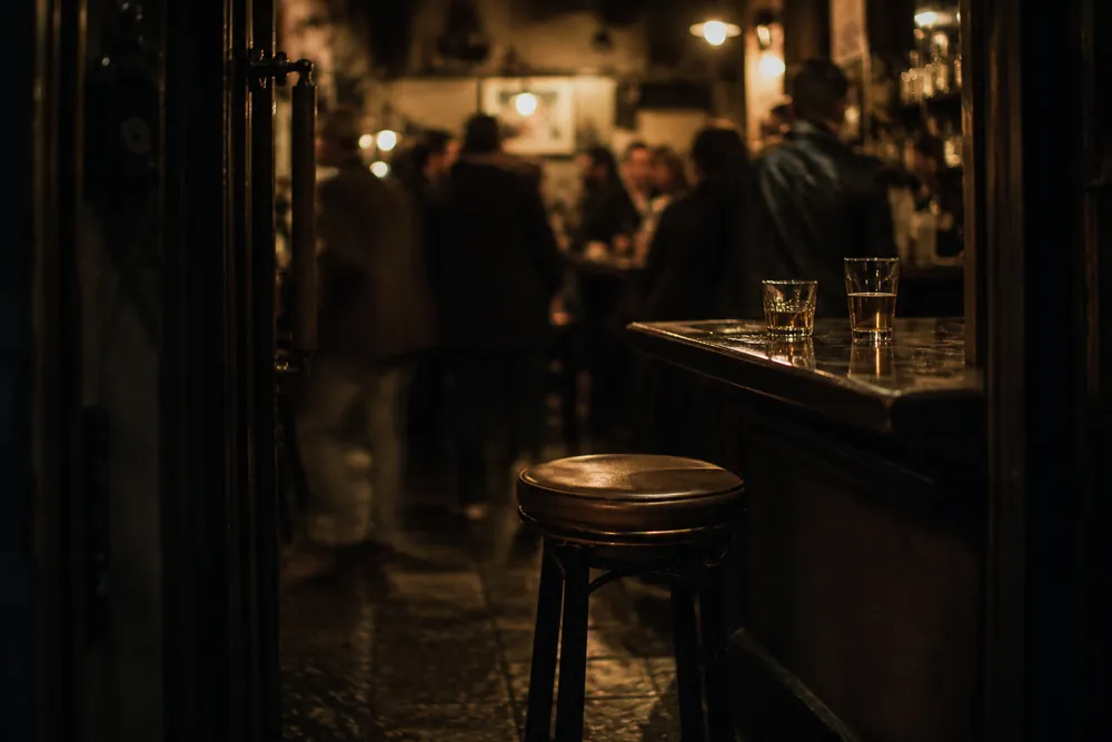 L'interno di un bar affollato visto dalla porta